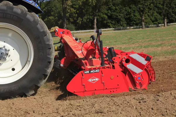 Long-profile side deflectors ensure a perfect finish between two passes.