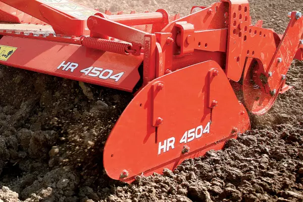 Side deflector of the HR 4504 power harrow