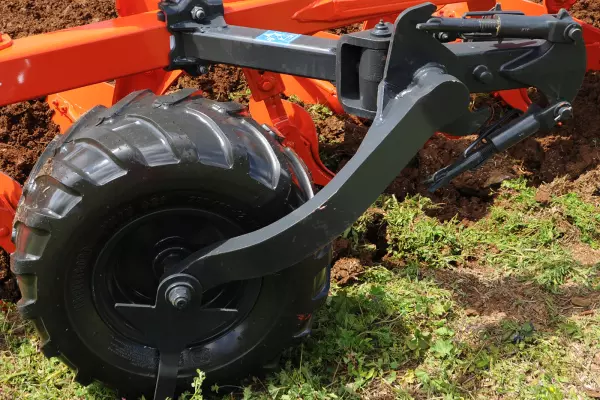 Adjustment of the plough control wheel is tool-free.