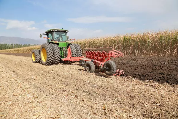 The MASTER 183 OL allows ploughing On-Land