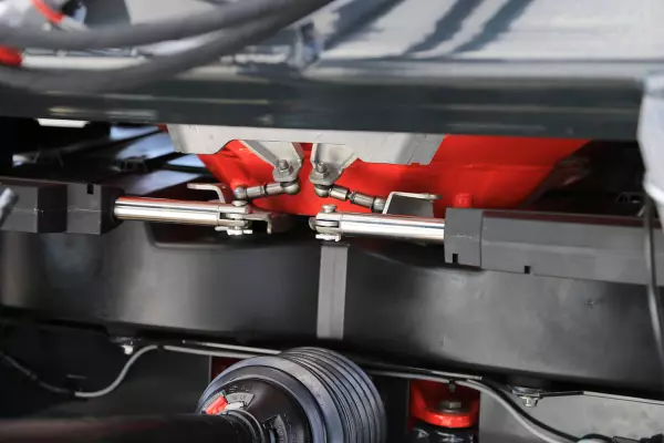 MDS .2 C fertiliser spreader with outlet control by two electric cylinders