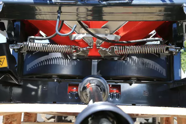 MDS .2 version K fertiliser spreader with outlet control by two single-acting hydraulic valves