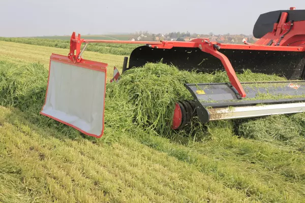 Side windrow calibration is ensured by the windrow curtain for pick-up by the baler