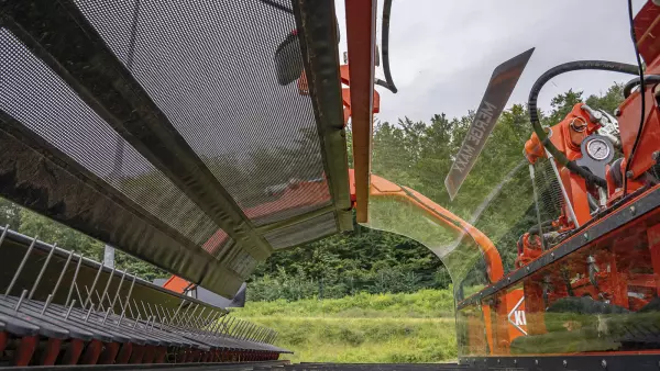 Optional equipment allows improving your user experience with the MERGE MAXX 440 F front belt merger