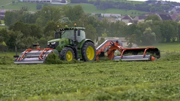 The MERGE MAXX 440 F front belt merger combined with a MERGE MAXX 950 rear belt merger at work on a plot.