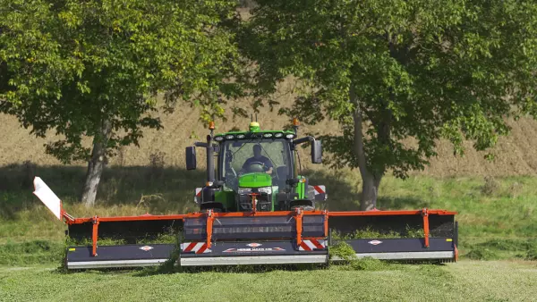 The MERGE MAXX 440 F front belt merger can deliver forage on 2 sides.