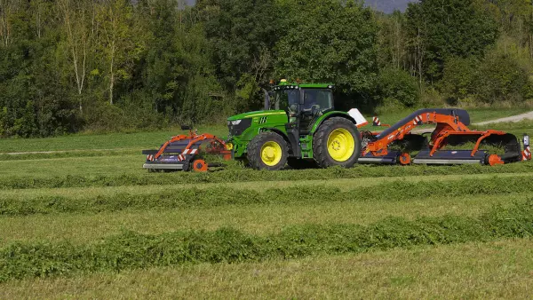 The hydraulic suspension and large dimension skids of the MERGE MAXX 440 F front belt merger protect the sward.