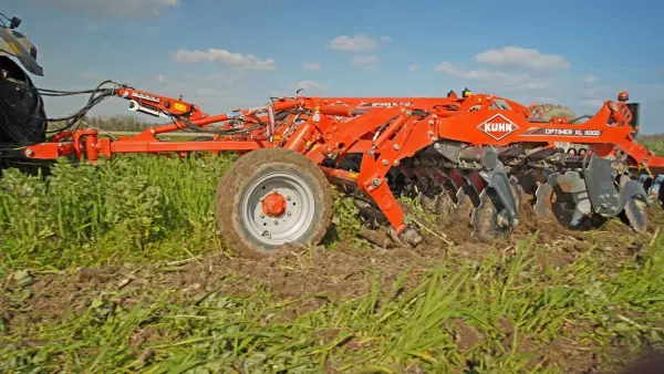 The shredder roller is the ideal equipment for destroying plant cover.