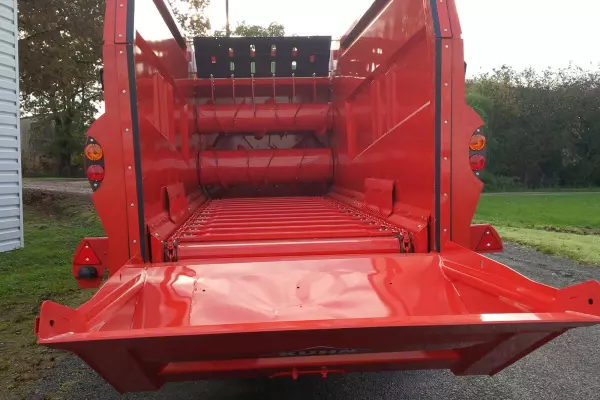 The twin all-fodder feed rotors of the KUHN PRIMOR 15070 M straw-blower ensure effective distribution of all foodstuffs.