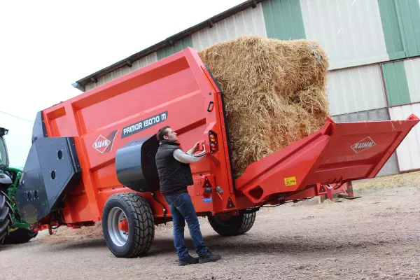 Dual tailgate and conveyor control located on the rear left of the KUHN PRIMOR 15070 M straw-blower & feeder