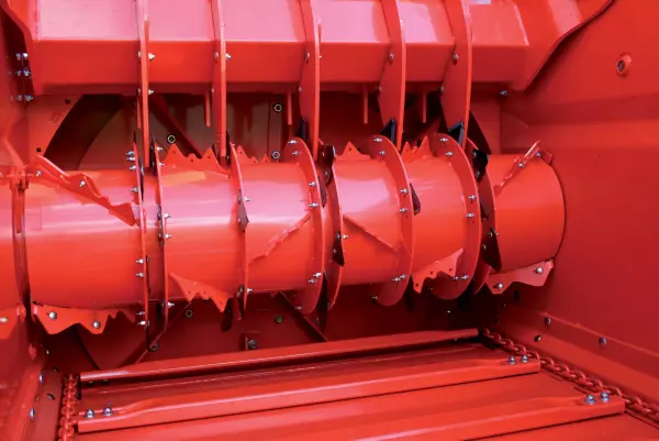 The all-fodder feed rotor of the KUHN PRIMOR 5570 M straw-blower ensures effective calibration of long fibres