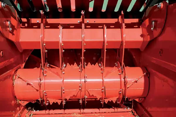 Adapting the position of the control tines on the PRIMOR 3570 M Straw bedder and feeder