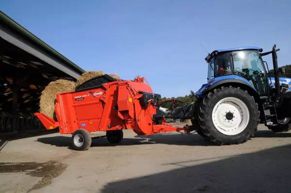 All forms of bales with the KUHN PRIMOR 4260 M CUT CONTROL straw bedder and feeder