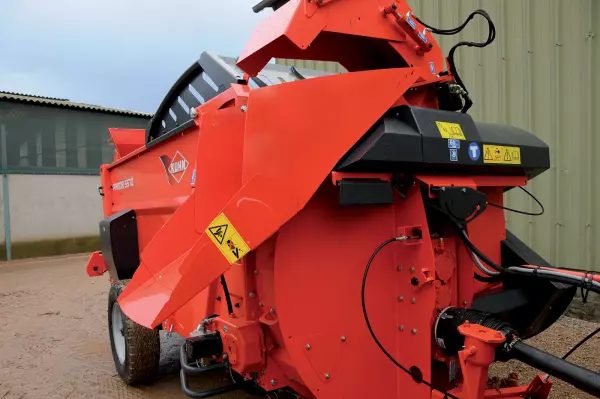 Because the chute is fully aligned with the turbine, the PRIMOR 5570 M is suitable for silage distribution