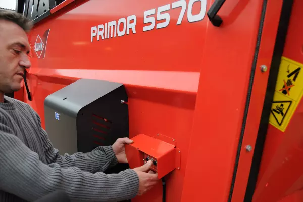 Dual tailgate and conveyor control located on the rear left of the KUHN PRIMOR 5570 M straw-blower & feeder