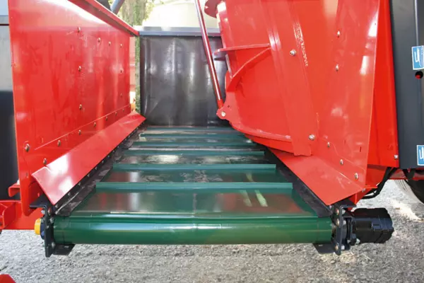Cross-conveyor on the KUHN PROFILE mixer: left/right distribution as standard