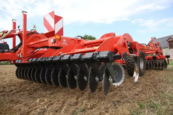 Independent or combined use of the 2 rows of discs and 4 rows of tines with the PERFORMER