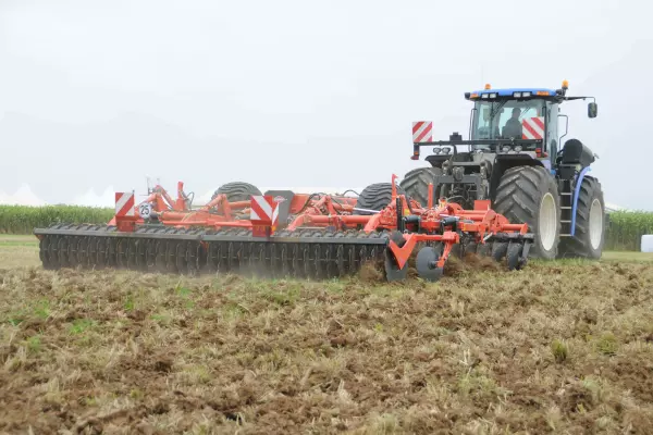 Stubble cultivation with the PERFORMER 5000 equipped with the V-Liner roller