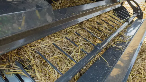 The KUHN POWER FEED ROLLER is a driven crop roller which enables a steady crop flow