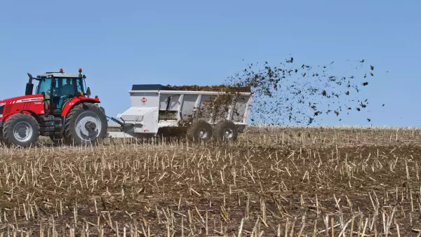 KUHN SLC 132 manure spreader in action
