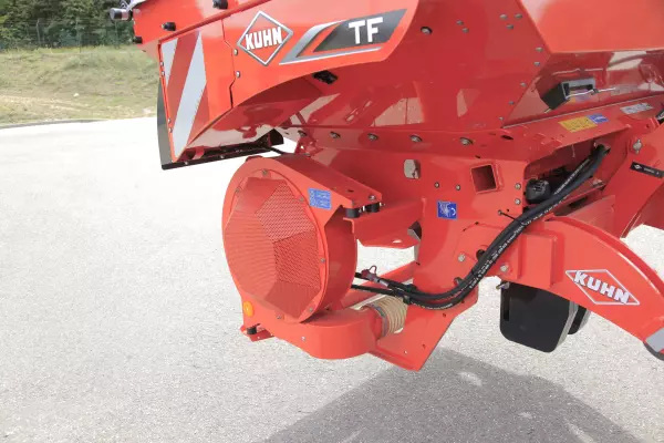 TF 1512 front hopper with view on the powerful side blower