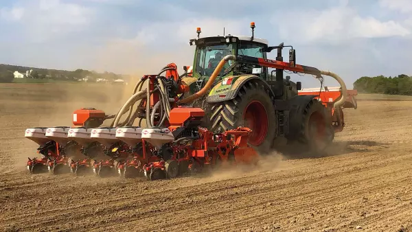 Precision seeding combination at work, composed of an HR 4530 RCS power harrow and a 6-row KOSMA CSM seeding bar