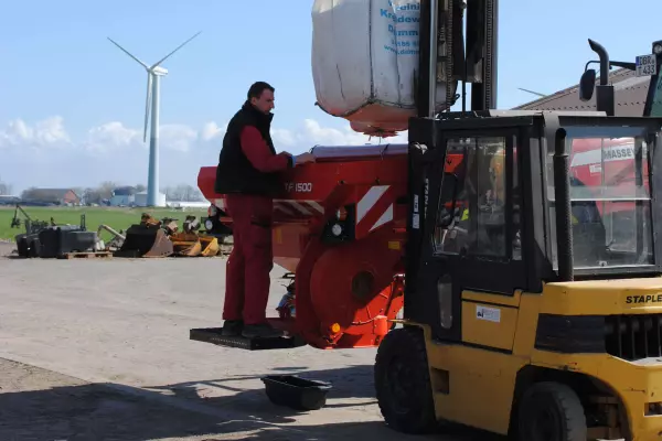 TF 1512 front hopper easy to fill with a big bag