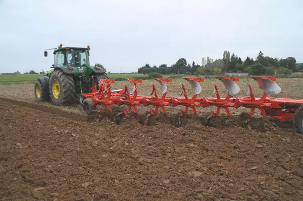 The VARI-CHALLENGER semi-mounted plough in on-land version