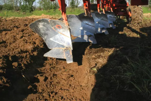 View of the wear parts of the VARI-MANAGER plough