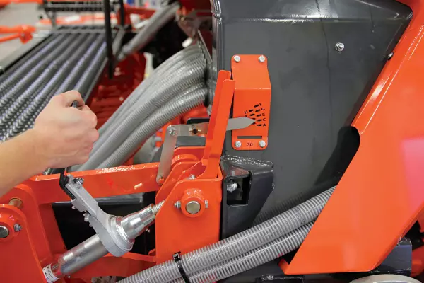 Set seeding depth and adjust the covering harrow on VENTA pneumatic seed drills