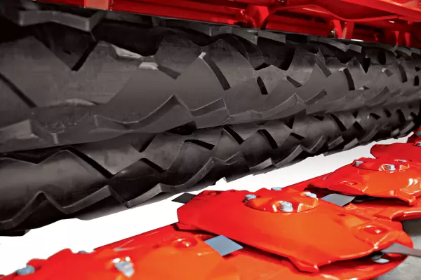 The SQUAREFLEX roller conditioner is ideal for fragile forage