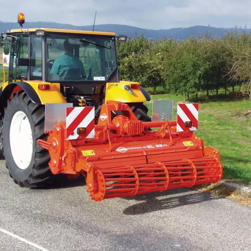 Optimised road signalling for safe travel on roads