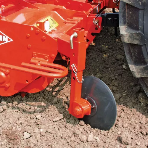 Side separating discs to remove soil and plant residues