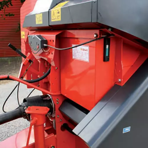 Autonomous hydraulic unit for tractors with low oil flow capacity