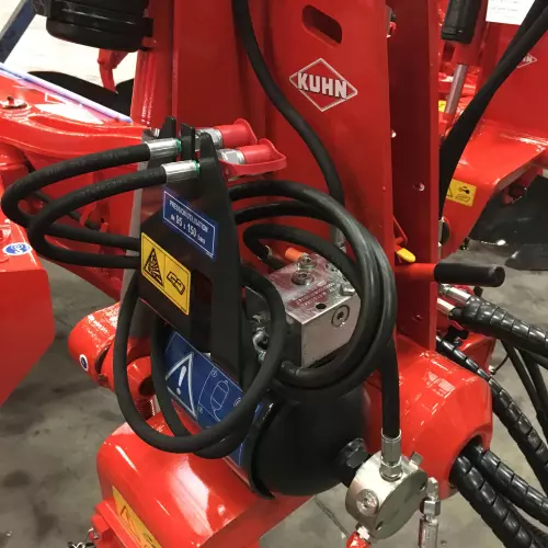 VARIBAR tilt change system on a KUHN plough