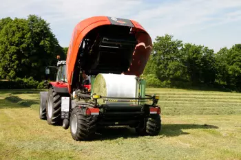 IBIO+ with a Perfect, firm, round bale in the bale chamber