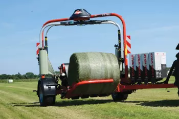The unique loading system, with its long loading arm integrated in the wrapping table.