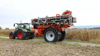 The booms on the AERO GT pneumatic spreader are compact for transport