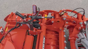 Hydraulic power-harrow and levelling-bar height adjustment