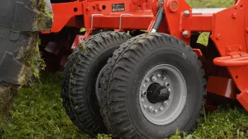 The gauge wheels on KUHN's EL 162-300 BIOMULCH rotary tiller provide perfect stability and great output speed