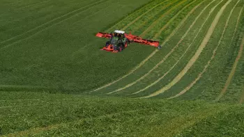 The FC 13460 mower conditioner integrates the Controlled Traffic Farming (CTF) and thus allows streamlining tasks.