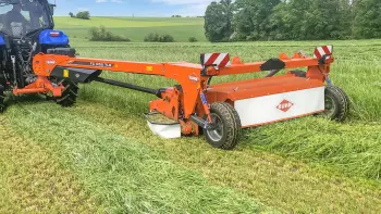A FC 3155 TLR mower conditioner exerts little ground pressure, preventing the soil from being compacted.