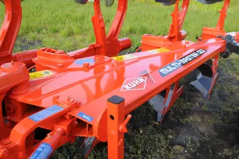 The reinforcement triangle ensures the right balance between weight and sturdiness of your plough.