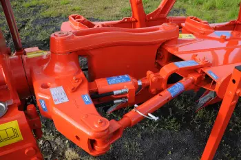 Hydraulic offset is available as an option for infinitely variable adjustment from the operator's seat.