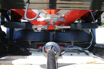 MDS .2 Q version fertiliser spreader with two electric cylinders for outlet control