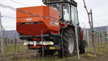 Easy passage between rows of vines with the MDS 8.2 and its "broken" hopper angles