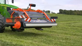 The rotating skids of the MERGE MAXX 440F front belt merger contribute to the good ground following.