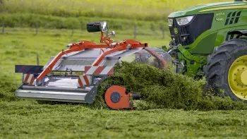 The MERGE MAXX 440 F belt merger perfectly follows ground contours.