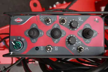 Ergonomic electric controls for comfortable use of the KUHN PRIMOR 5570 M straw blower & feeder day after day