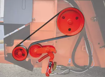 The PRIMOR 3570 M straw bedder and feeder is fitted with our patented POLYDRIVE system, combining the power of a mechanical drive system with the flexibility of a hydraulic solution for hassle-free distribution of even the longest fibres.
